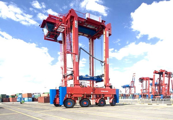 不同吨位集装箱跨运车的堆码层数与作业效率差异