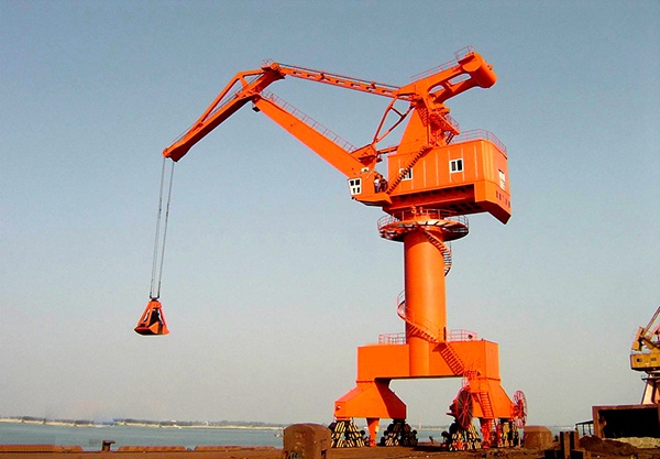 门座式起重机适配港口集装箱、散货装卸的方法